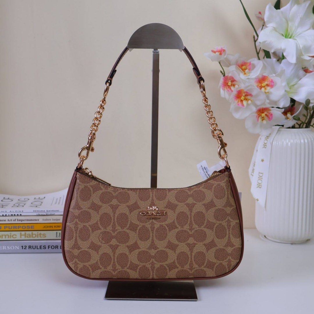 Coach Teri (Category: Shoulder Bags) located in Manila. Submitted by mypshopp (Listing ID 1463654800, Image 2). Description: Complete inclusion 🇻🇳 premium 💯 Actual pic posted !! .
