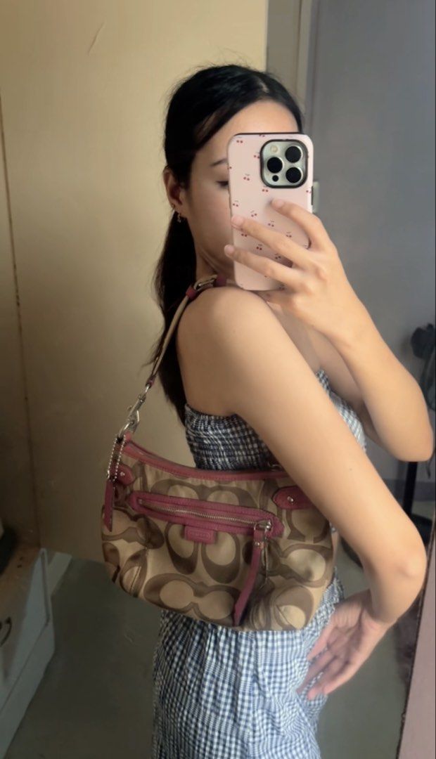 coach vintage pink bag (Category: Clutches) located in Puerto Princesa. Submitted by live.dizee (Listing ID 1461580088, Image 2). Description: 2000s coach signature pink hobo bag .