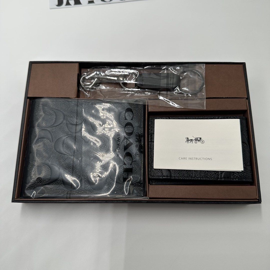 COACH WALLET (AUTHENTIC) (Category: Wallets & Card holders) located in Talavera. Submitted by puppyinsane (Listing ID 1463729160, Image 2). Description: AUTHENTIC BRAND NEW COACH WALLET MONEY BACK GUARANTEED IF PROVEN FAKE .