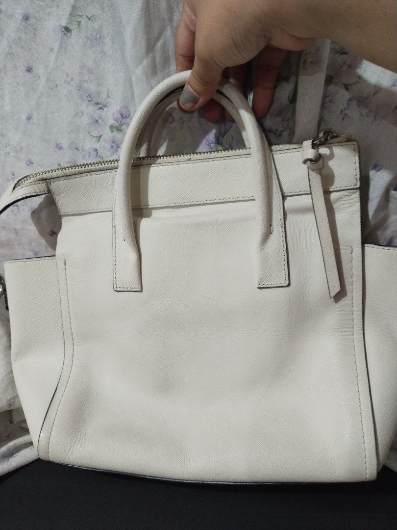 Coach White Leather Tote Bag (Category: Luxury Bags & Wallets) located in Quezon City. Submitted by goshen24 (Listing ID 1463669876, Image 1). Description: - Authentic Coach white leather tote bag - Secure zip-top closure - Interior: 1 zip pocket, 2 slip pockets - Detachable Coach tag included RFS declutter original free na kapag fake.
