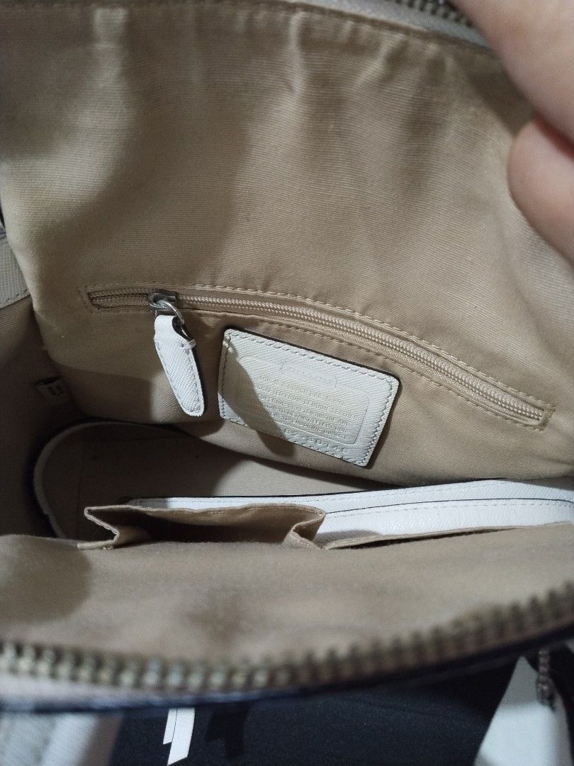 Coach White Leather Tote Bag (Category: Luxury Bags & Wallets) located in Quezon City. Submitted by goshen24 (Listing ID 1463669876, Image 3). Description: - Authentic Coach white leather tote bag - Secure zip-top closure - Interior: 1 zip pocket, 2 slip pockets - Detachable Coach tag included RFS declutter original free na kapag fake.