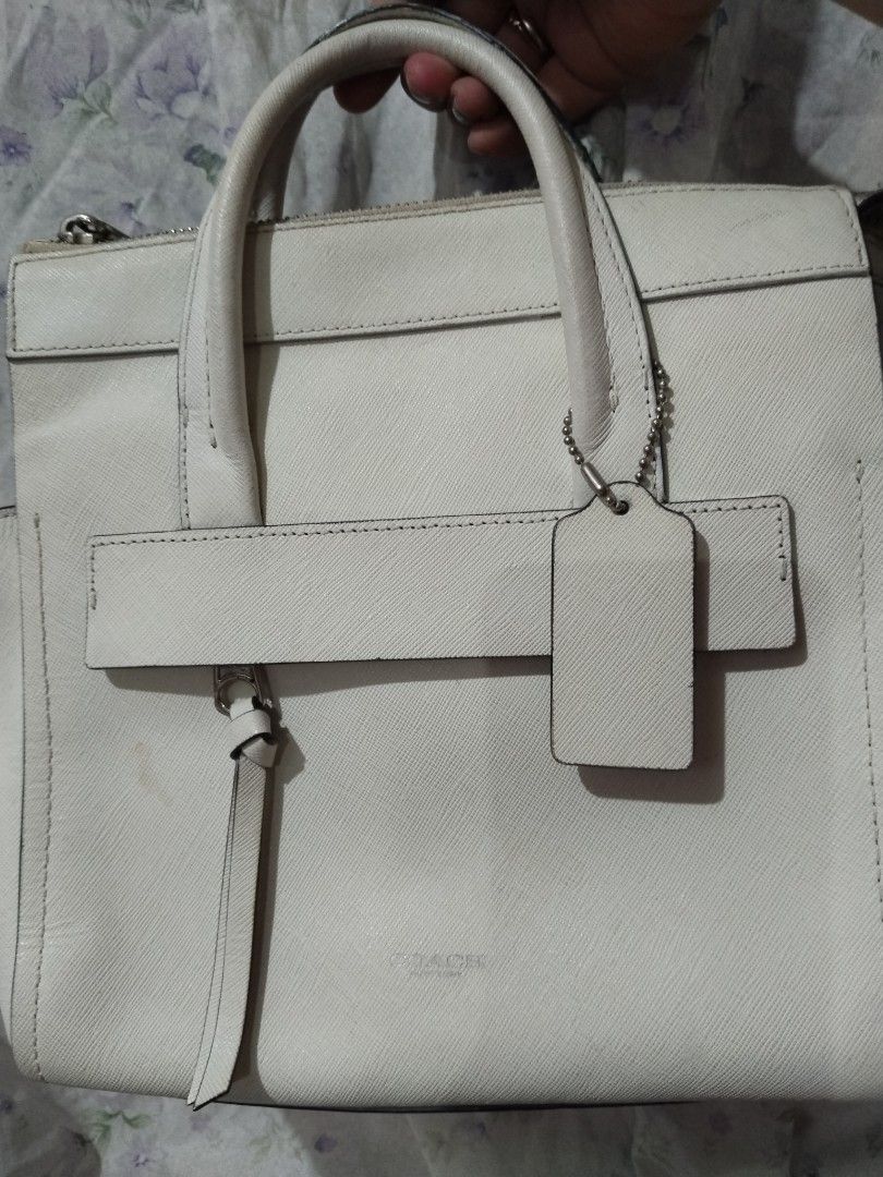 Coach White Leather Tote Bag (Category: Luxury Bags & Wallets) located in Quezon City. Submitted by goshen24 (Listing ID 1463669876, Image 2). Description: - Authentic Coach white leather tote bag - Secure zip-top closure - Interior: 1 zip pocket, 2 slip pockets - Detachable Coach tag included RFS declutter original free na kapag fake.