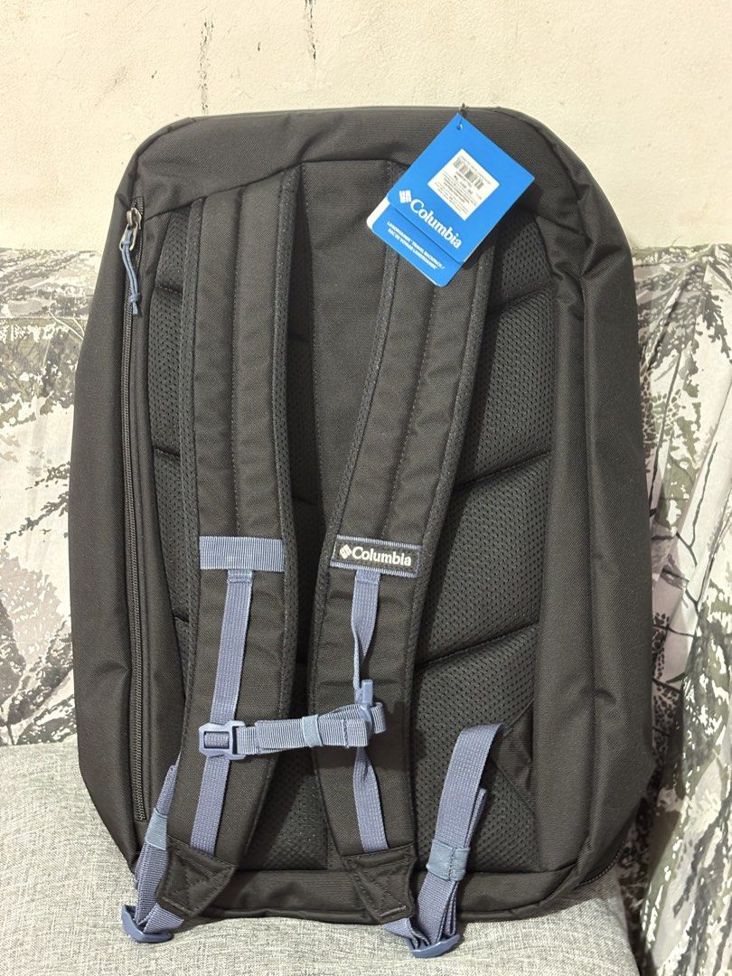 Columbia Landroamer 32L backpack (Category: Backpacks) located in Manila. Submitted by shoepatos4u (Listing ID 1463574619, Image 2). Description: Take this versatile backpack commuting, traveling, and beyond. It has internal mesh compartments for essentials, an external sleeve for your laptop, and multiple haul handles for quick carrying. FEATURES: - Multiple haul handles and lash down points for versatile carrying - External laptop sleeve for qu