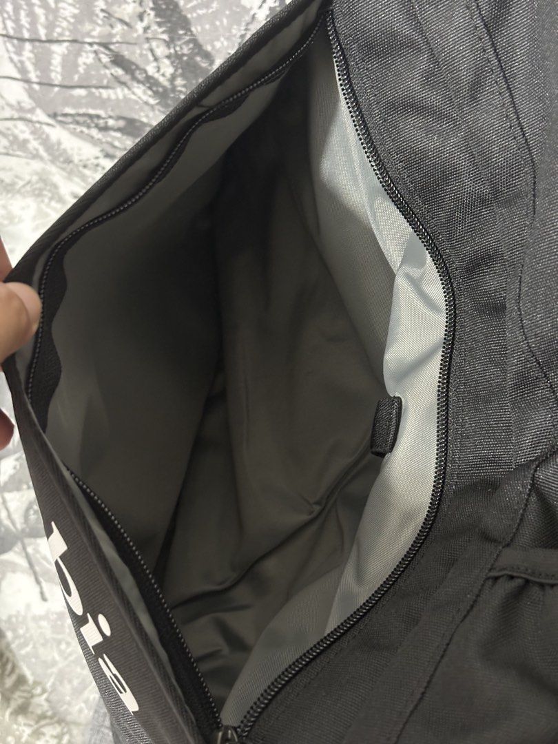 Columbia O/S Lb Flawless 30l Backpack (Category: Backpacks) located in Manila. Submitted by shoepatos4u (Listing ID 1463575330, Image 2). Description: Omni-Shield™ repels moisture and resists stains by preventing liquids from absorbing into fast-drying yarns, so you stay clean and dry in damp, messy conditions Versatile internal gear organization Padded laptop sleeve can accommodate most computers up to 13 inches External and internal security po