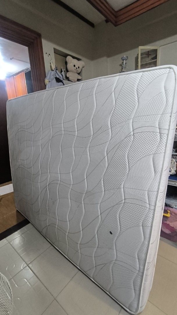 Comfortcare Mattress (Category: Bed Frames & Mattresses) located in Bay. Submitted by alegnaacir (Listing ID 1463640894, Image 1). Description: - Comfortcare mattress, ideal for single beds or children's beds. - Clean white color with a stylish wave pattern. - Features the Comfortcare logo on the side. - Ready for a new home! Please check photos for detailed condition..