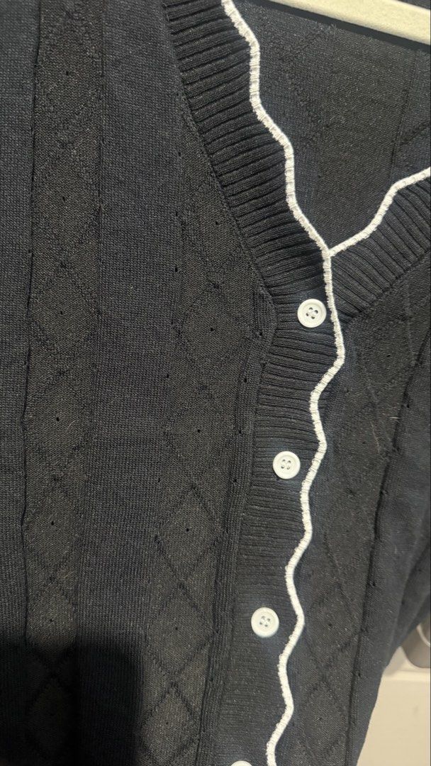 Contrast Lining Knitted Top (Category: Shirts) located in Quezon City. Submitted by dinesaur (Listing ID 1463658847, Image 3). Description: Model bust 38B Waist 33 Med-Large body frame Up to xl.