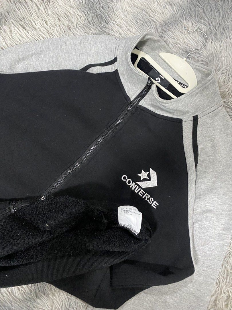 CONVERSE Sweater (Category: Coats, Jackets and Outerwear) located in Manila. Submitted by kurtmnla (Listing ID 1463712344, Image 3). Description: Converse Sweater Size L fit Unisex Dimes 23x28 Good condition/ No issue 📍Quezon city.