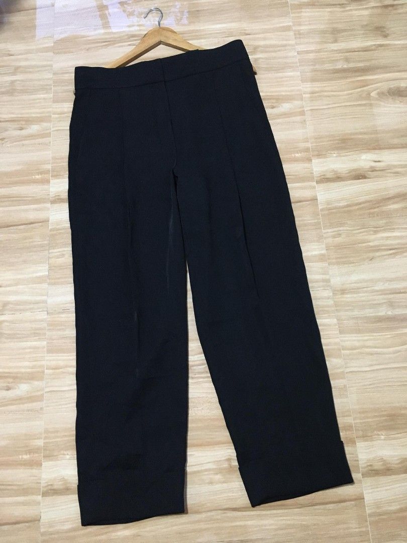 COS Black Wide Leg Cropped Pants (Category: Jeans) located in Davao. Submitted by parenasnic86577 (Listing ID 1463587560, Image 2). Description: - Black wide-leg pants - Cropped length with cuff detail - High-waisted design - Relaxed, comfortable fit - Versatile for casual and smart casual styling - Easy to pair with various tops and shoes size 32-33.