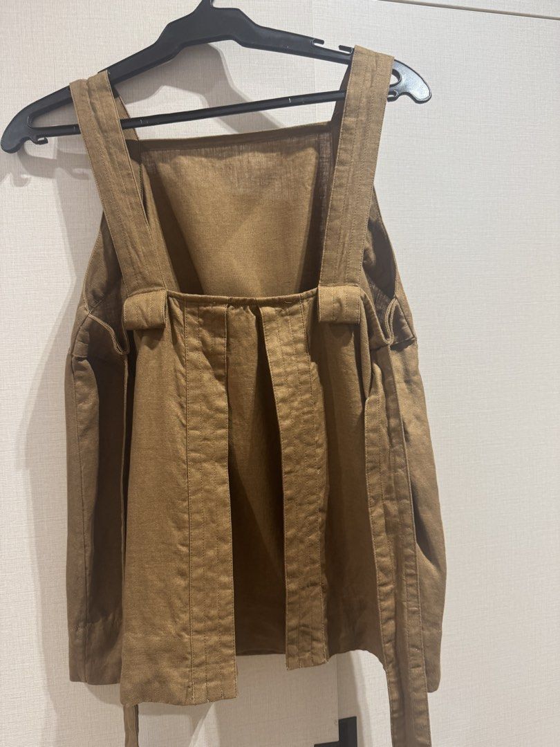 COS Brown Square Neck Sleeveless Top (Category: Sleeveless) located in Quezon City. Submitted by envti (Listing ID 1463702951, Image 3). Description: - Brand: COS - Color: Brown - Style: Sleeveless top - Neckline: Square neck - Fit: Relaxed, slightly flared - Details: Tie details at the back - Material: Linen fabric - Size: EUR 40.