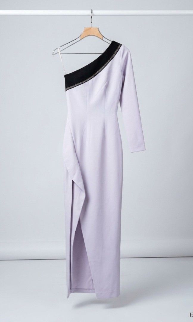 Costume for Egypt or Mythology (Category: Looking For) located in Las Pinas. Submitted by happyfindstuff4u (Listing ID 1460958381, Image 2). Description: Costume for Mythology and Egypt With long slit at the side Best fit for xs to small frame only EUC.