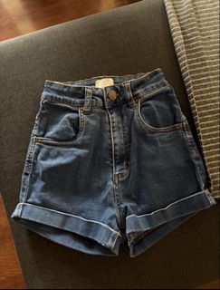 (Category: ) located in . Submitted by closetbykenny (Listing ID 1463601758, Image 1). Description: .