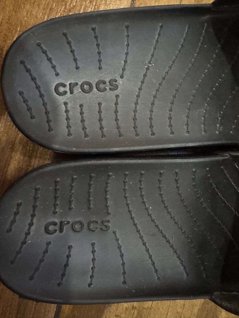 Crocs slippers (Category: Slippers and slides) located in Manila. Submitted by ireneroll44166 (Listing ID 1463668211, Image 3). Description: Rfs: wrong size.