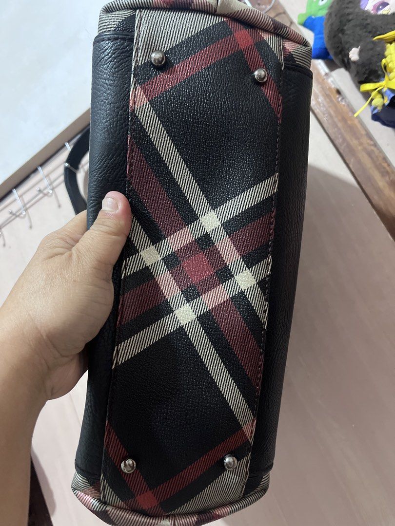 Daks shoulder bag | free shipping (Category: Shoulder Bags) located in Iloilo. Submitted by youronlinesister (Listing ID 1463687356, Image 3). Description: Daks checkered black red shoulder bag/free shipping 12x8x5 inches 9 inches handle drop High quality materials Roomy Maganda Flaw: may signs of use sa magnetic snap sa loob( di naman kita) Black areas of bag and handles made Of geniune leather Price:P850 free shipping via J&T Mop:gcash .