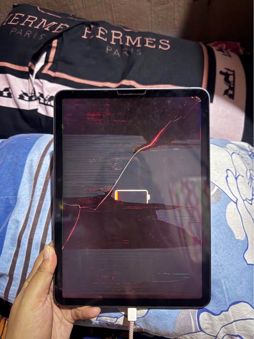 damaged ipad air 4th gen (Category: iPad) located in Quezon City. Submitted by charrydemz50347 (Listing ID 1463655106, Image 1). Description: - DEFECTIVE - LCD ISSUE - Power Button not working anymore - FOR PARTS ONLY.