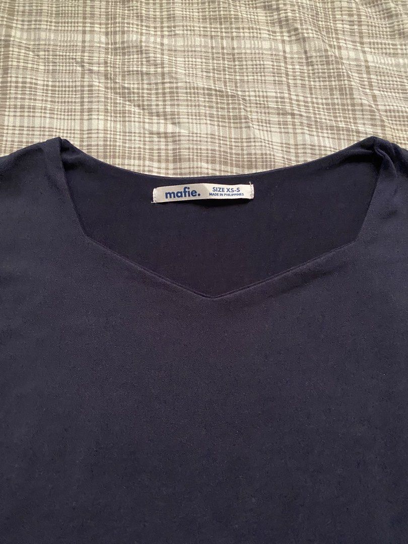 dark blue 3/4 sleeve top (Category: Longsleeves) located in Quezon City. Submitted by lovedbytali (Listing ID 1463660967, Image 2). Description: tagged as xs-s; can fit up to m worn twice.