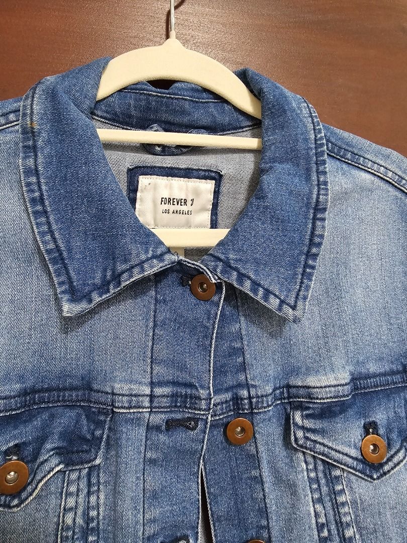 Denim Jacket Forever 21 (Category: Coats, Jackets and Outerwear) located in Los Banos. Submitted by itsmecathey (Listing ID 1463707966, Image 2). Description: Good as new, can fit to Medium. See last photo for when worn.