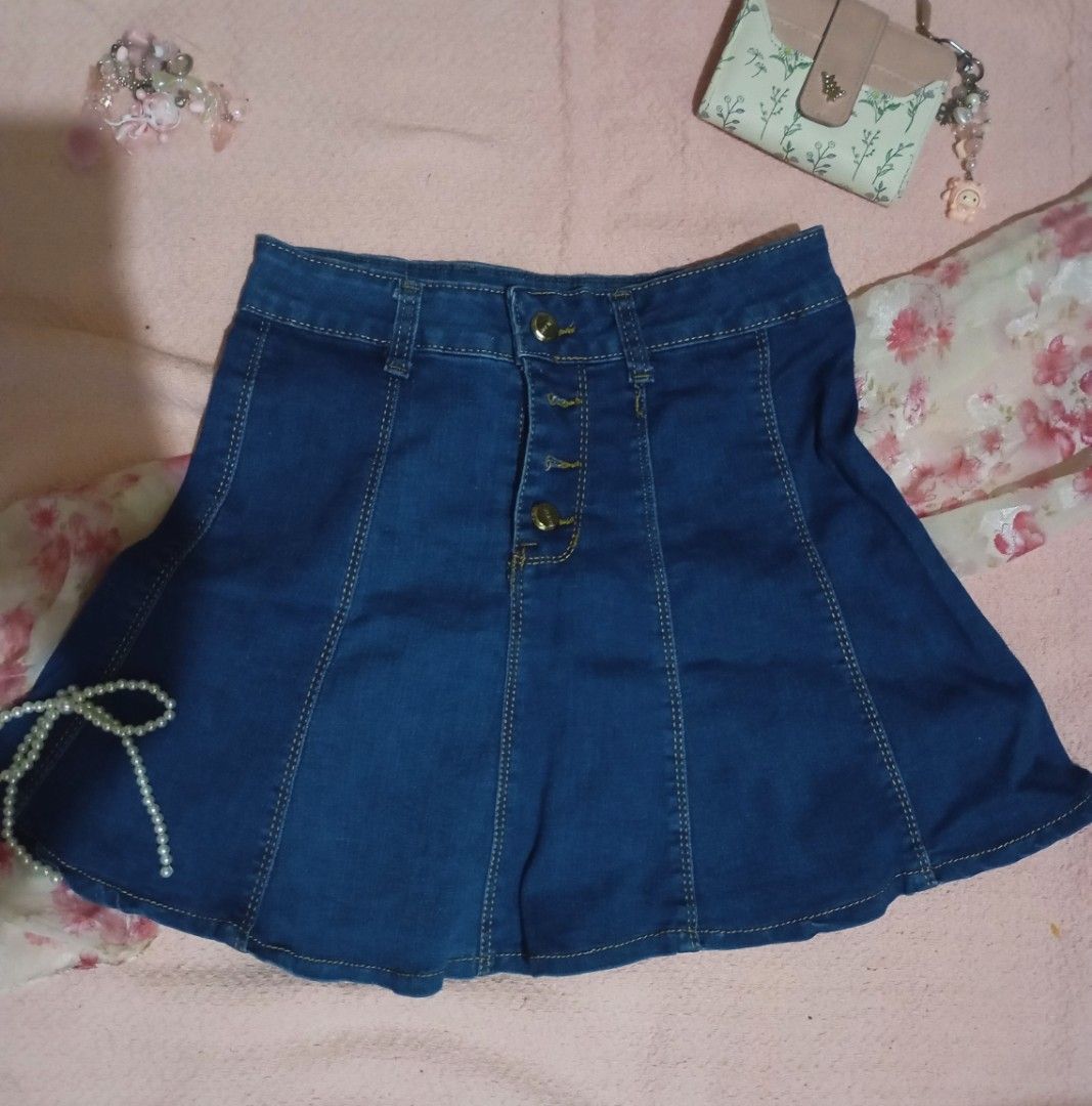 Denim Skirt (Category: Skirts) located in Manila. Submitted by gelly.bean.penguin (Listing ID 1463653980, Image 1). Description: .