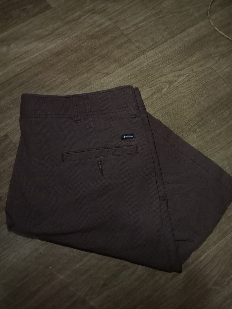 Dickies Plaid Flex short (Category: Shorts) located in Bais. Submitted by gelothrifts (Listing ID 1463682537, Image 3). Description: - Dickies brown plaid short - Features Flex technology for comfort - Versatile for casual wear or work -size 34 as new condition.