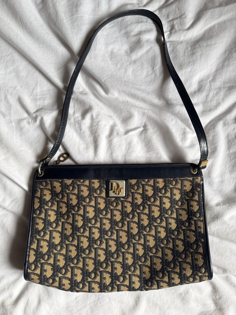 Dior Shoulder Bag (Category: Shoulder Bags) located in Manila. Submitted by thevintage90_sretro. (Listing ID 1463670415, Image 1). Description: legit dm for inquiries.