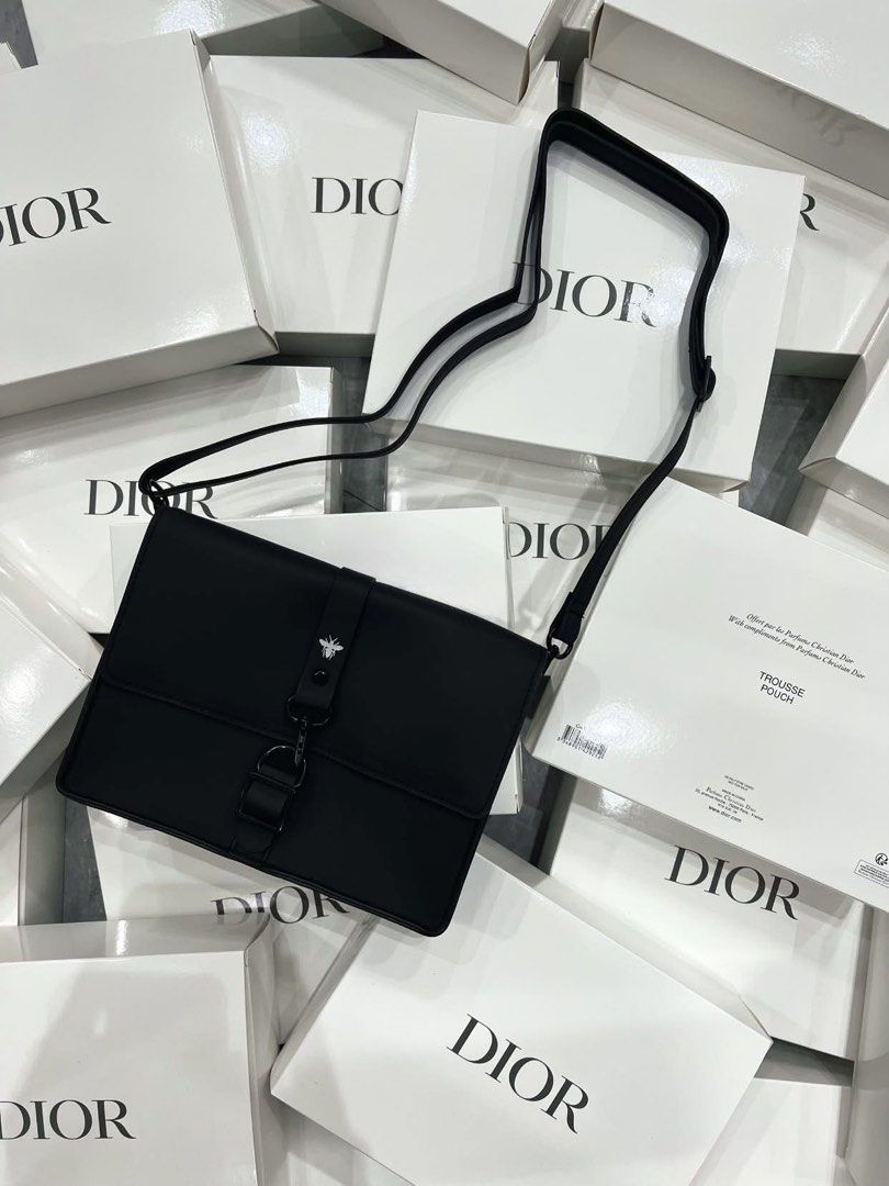 DIOR Sling Bag (Category: Sling Bags) located in Bulacan. Submitted by shopwithme_23 (Listing ID 1463645978, Image 2). Description: •Authentic GWP •with box ₱1,900 onlyyy!!! (Lp na po yan, umaabot pa ng 3k+ benta ng iba diyan😭).