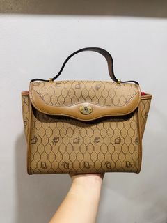 (Category: ) located in . Submitted by stopandshopforluxury (Listing ID 1463736629, Image 1). Description: .