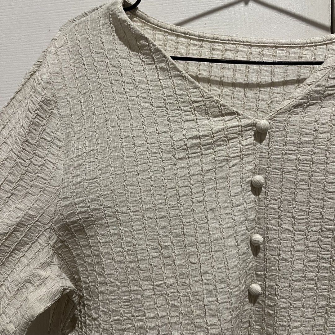 Dirty White Beach Long Sleeves (Category: Longsleeves) located in Manila. Submitted by sade03_ (Listing ID 1463617411, Image 2). Description: size: m-l can be shipped thru lalamove / j&t.