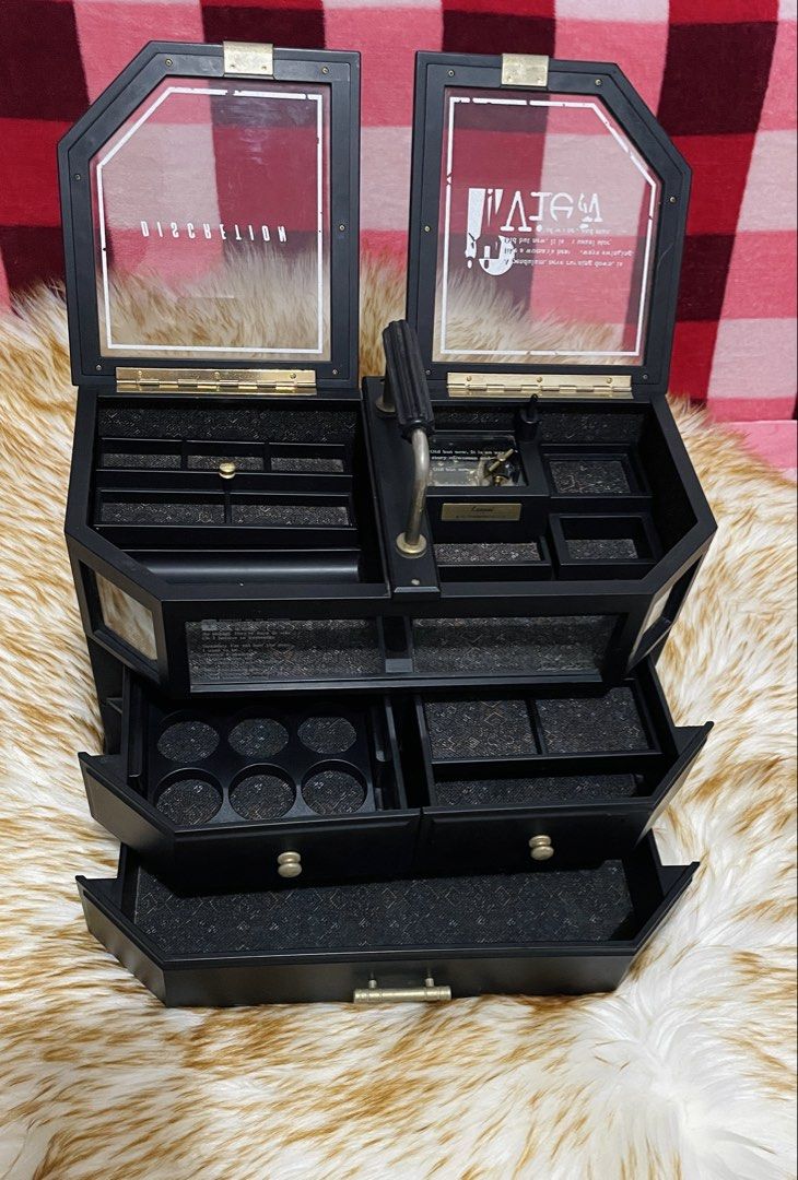 DISCRETION Jewelry Music Box (Category: Body Jewelry) located in Quezon City. Submitted by sissymissy1527 (Listing ID 1463720019, Image 2). Description: ➡️May konting flaws (see the last photo) ➡️Music working ➡️Ganda nito, in great condition ~Lady Mate Japan Glass lid accessory case. It has many removable trays and dividers, so you can store small items separately. Song title ♪ “Kanpai” (Cheers). .