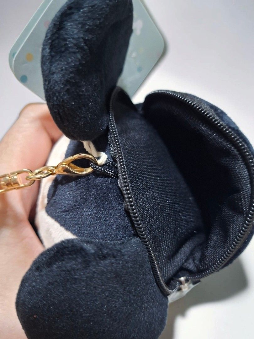 DISNEY MICKEY KEYCHAIN COIN PURSE (Category: Other Accessories) located in Las Pinas. Submitted by annachiaonair2037 (Listing ID 1463653666, Image 3). Description: DISNEY MICKEY KEYCHAIN COIN PURSE FROM JAPAN NEW Disclaimer: I am not affiliated with, associated with, or authorized by any of the brands featured posted. Any mention of brand names, trademarks, or logos is solely for identification and reference purposes only..
