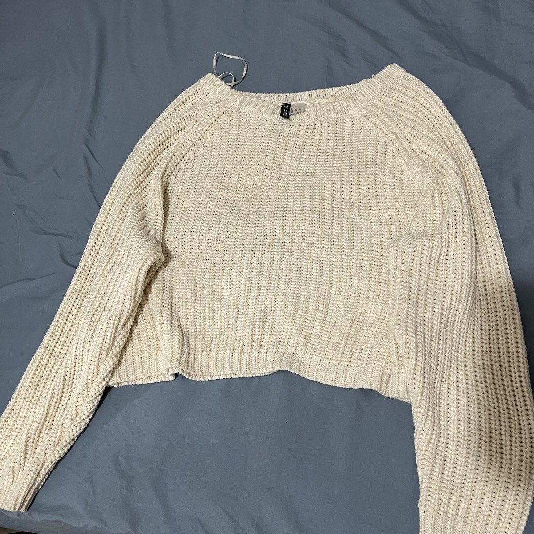 Divided by H&M Cream Knit Cropped Sweater (Category: Longsleeves) located in Kalayaan. Submitted by camsiii (Listing ID 1463690974, Image 2). Description: - Divided by H&M cream knit sweater - Relaxed fit with a cropped hem - Long sleeves and crew neckline - Chunky, textured knit - Versatile for layering or solo wear - Easy to style with jeans or skirts.