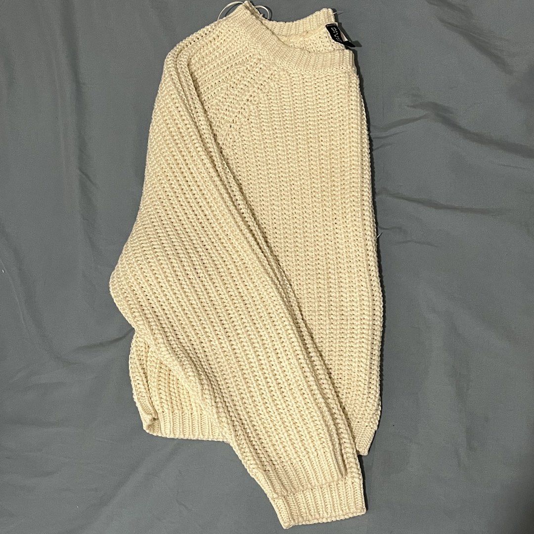 Divided by H&M Cream Knit Cropped Sweater (Category: Longsleeves) located in Kalayaan. Submitted by camsiii (Listing ID 1463690974, Image 3). Description: - Divided by H&M cream knit sweater - Relaxed fit with a cropped hem - Long sleeves and crew neckline - Chunky, textured knit - Versatile for layering or solo wear - Easy to style with jeans or skirts.