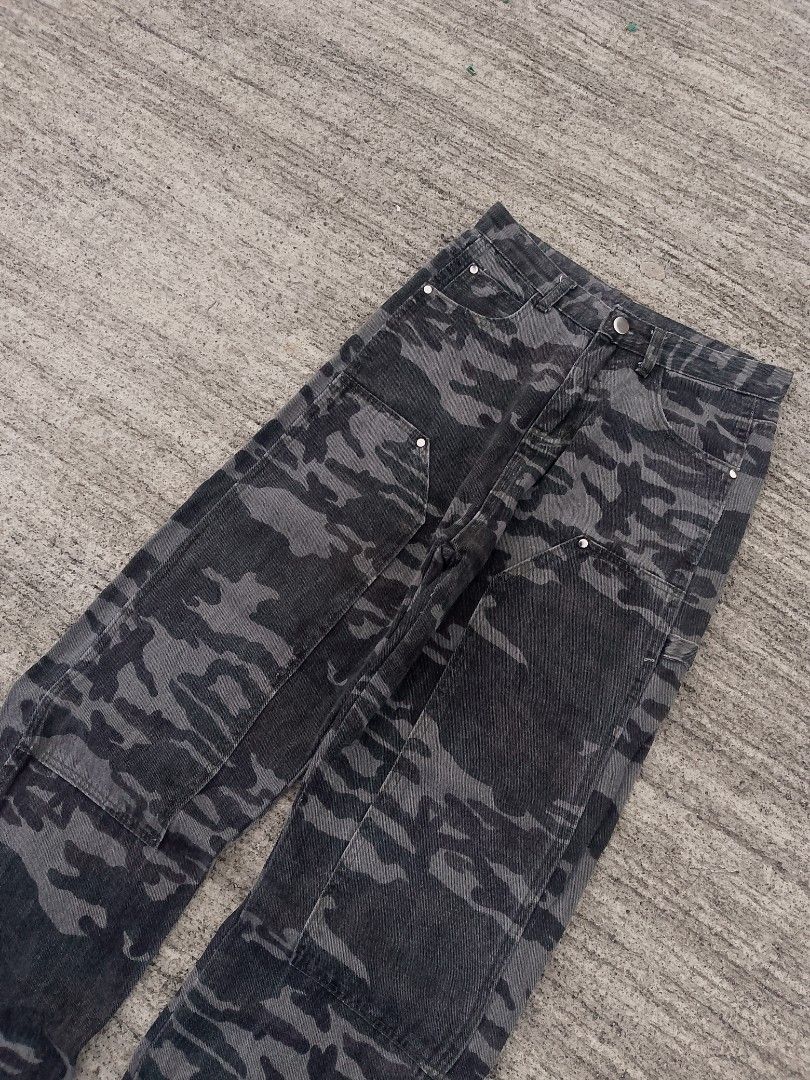 📌Double knee camo pants (Category: Jeans) located in Camaligan. Submitted by central_closet (Listing ID 1463702369, Image 3). Description: ‎📌 Double knee camo pants ‎Size:28 ‎•Dimensions: ‎Waist: 28 ‎Length: 39 ‎Thigh: 11 ‎Leghole: 9 ‎ ‎- In Good Condition ‎- MUST HAVE IN YOUR COLLECTION ‎- Heavyweight pants ‎- Camo design ‎ISSUE: Need wash, discoloration ‎ ‎Price:550🏷️ ‎ ‎•✅PLUS SHIPPING FEE (+95) ‎•🔵MOP: G CASH ‎•🟥COURIER: Flash Express ‎•