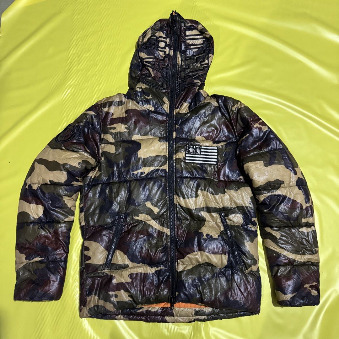 Down jacket (Category: Coats, Jackets and Outerwear) located in Pasir Mas. Submitted by joy_montana (Listing ID 1463715562, Image 1). Description: Design camourflage Down jacket Size Labuh26 Dada 21 in Bahu 19 in Lengan 26.