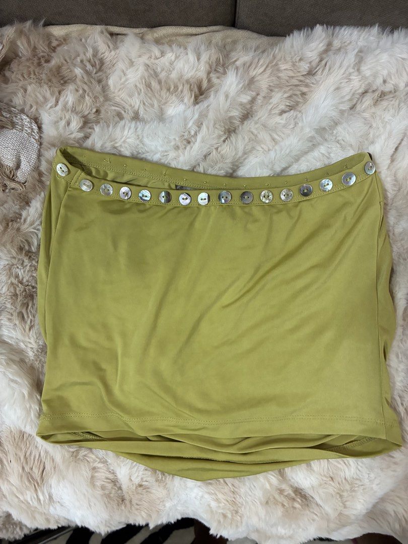 Edikted Cowl Neck Tube Top (Category: Sleeveless) located in Pasay City. Submitted by jenifer_1 (Listing ID 1463653272, Image 3). Description: - Brand: Edikted - Color: Lime Green - Strapless Cowl Neck Top -Stretchy -Xs-S -Used once.