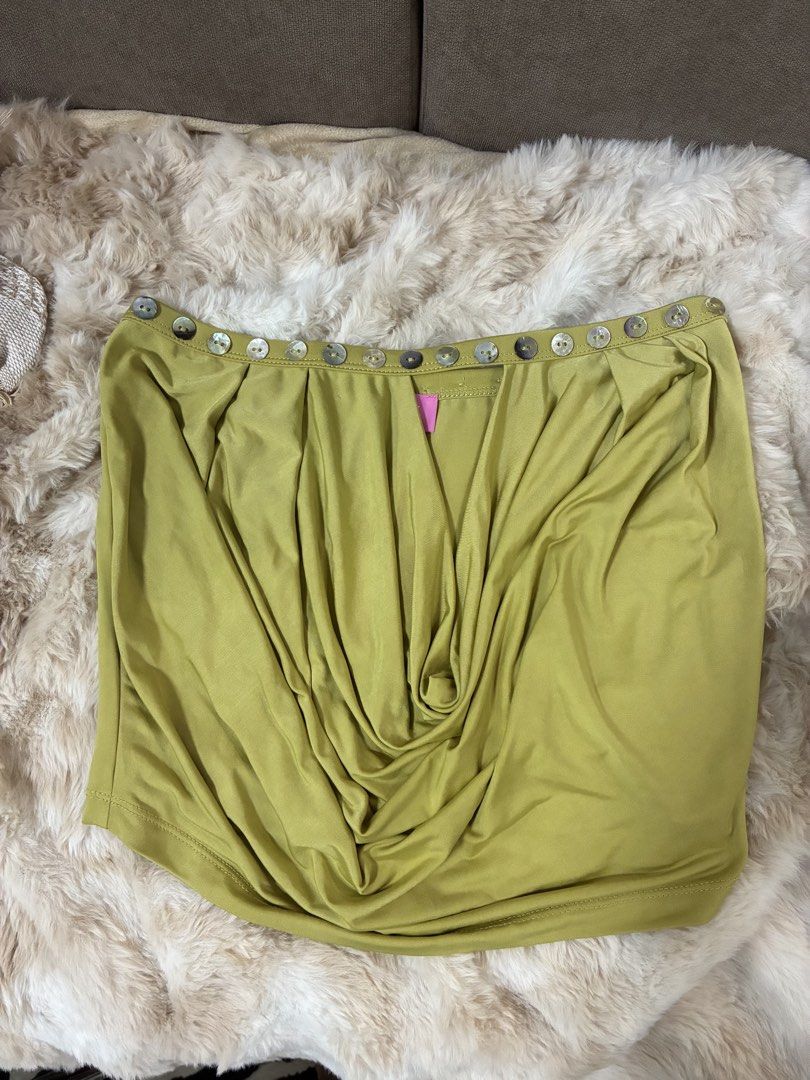 Edikted Cowl Neck Tube Top (Category: Sleeveless) located in Pasay City. Submitted by jenifer_1 (Listing ID 1463653272, Image 2). Description: - Brand: Edikted - Color: Lime Green - Strapless Cowl Neck Top -Stretchy -Xs-S -Used once.