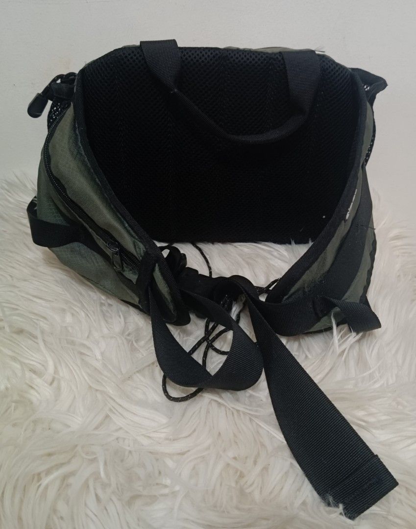 Eider Belt Bag (Category: Belt bags, Clutches and Pouches) located in Davao. Submitted by naxarugal (Listing ID 1463557613, Image 3). Description: ukay source may discoloration.