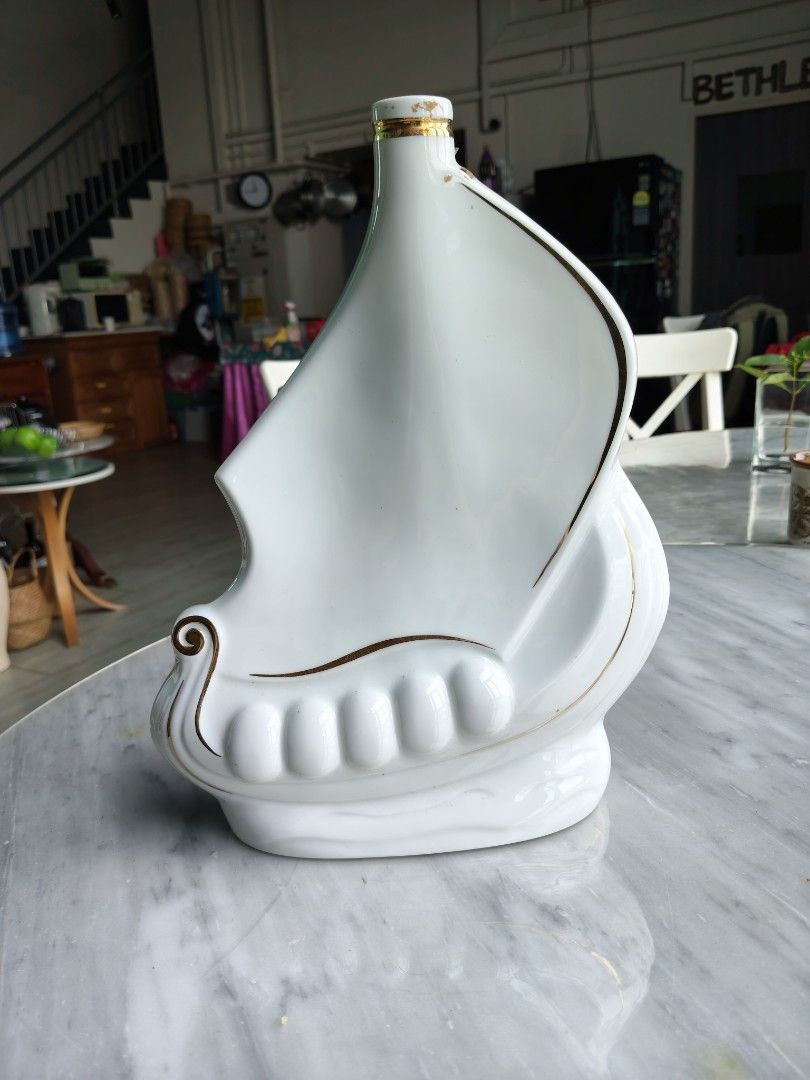 Empty bottle (Category: Vases & Decorative Bowls) located in Singapore. Submitted by jac711 (Listing ID 1463594364, Image 2). Description: empty bottle good for decorating, collector.