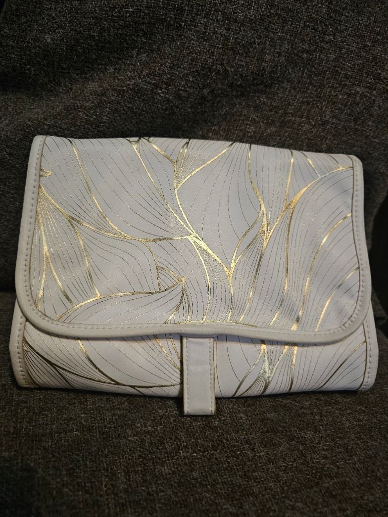 ESTEE LAUDER re-nutriv cosmetics bag (Category: Purses & Pouches) located in Caloocan City. Submitted by yatsbatoyskie (Listing ID 1463600847, Image 1). Description: ESTEE LAUDER re-nutriv cosmetics bag NO ISSUE GOOD AS NEW CONDITION MEETUP OR VIA LALAMOVE.