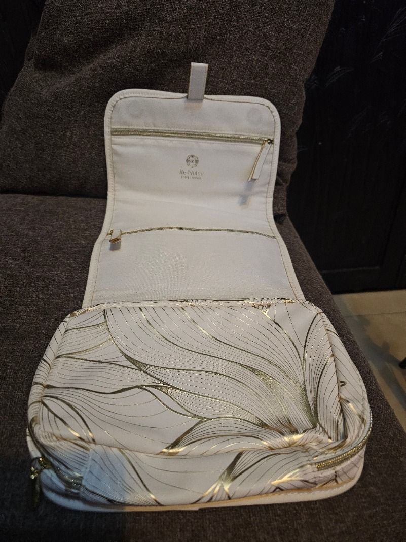 ESTEE LAUDER re-nutriv cosmetics bag (Category: Purses & Pouches) located in Caloocan City. Submitted by yatsbatoyskie (Listing ID 1463600847, Image 2). Description: ESTEE LAUDER re-nutriv cosmetics bag NO ISSUE GOOD AS NEW CONDITION MEETUP OR VIA LALAMOVE.