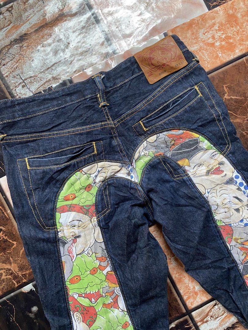 EVISU Jeans Size 29x34 with Unique Back Pocket Design (Category: Jeans) located in Laguindingan. Submitted by purto_nato42 (Listing ID 1463663499, Image 3). Description: - Brand: Evisu - Color: Dark Wash - Size: 29x34 - Closure: Button Fly - Pockets: Classic five-pocket styling - Special Feature: Unique graphic design on back pockets - Style: Adds flair to any outfit.