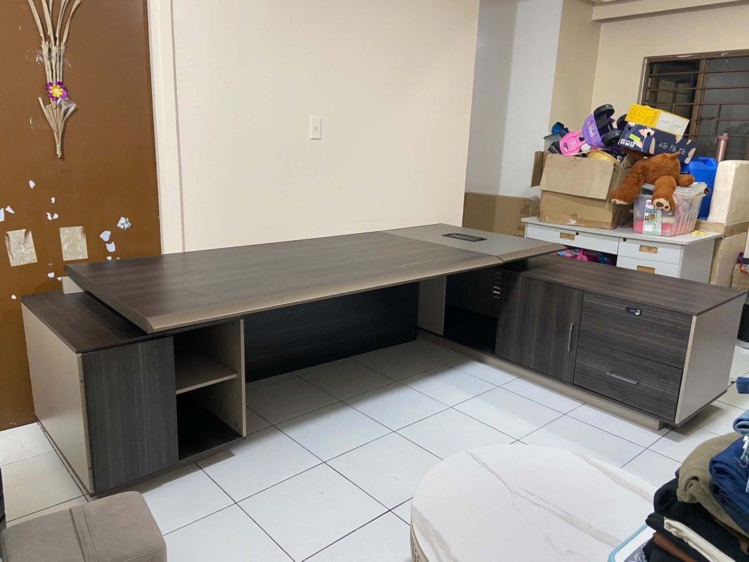 Executive L-Shaped Office Desk with Storage (Category: Office Furniture & Fixtures) located in Manila. Submitted by sharry24 (Listing ID 1463711380, Image 1). Description: CEO OFFICE TABLE MADAMING DRAWERS Quality yung wood. Hindi ung mga nabibili tktk and shpee RFS: Moving out .