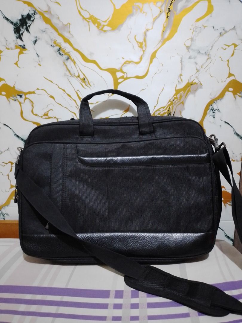 Expandable Black Laptop Bag with Shoulder Strap (Category: Laptop Bags & Sleeves) located in Imus. Submitted by bestfinds_yeth0724 (Listing ID 1463686330, Image 1). Description: - Stylish black laptop bag - Main compartment with internal organization pockets - Convenient front zippered pocket - Easy-access front slip pocket - Detachable shoulder strap for versatile carrying - Ideal for daily work commutes or travel adventures No major issue Me hi