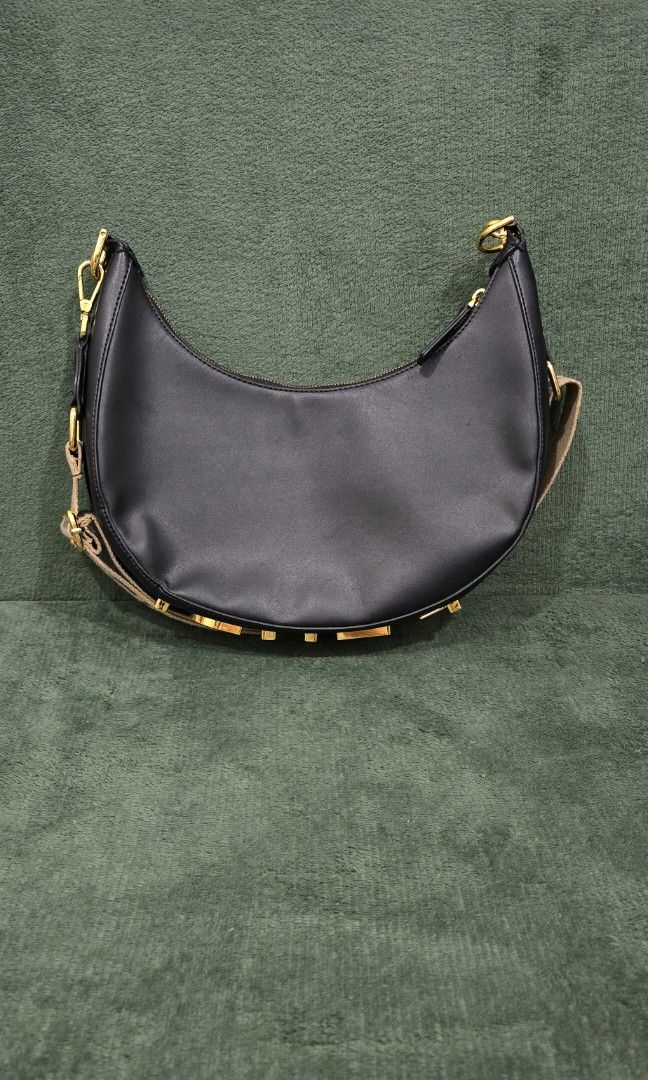 Fendi Fendigraphy Bag (Category: Luxury Bags & Wallets) located in Bacoor. Submitted by deux_trading_corporation (Listing ID 1463727696, Image 3). Description: 71k and above on 2ndhand market. condition: Rank A - almost like new. missing leather strap. payment first. you can always ask for discount/tawad but no to sobrang barat. no reservation. always check all the photos. some photo/s indicate the flaw..