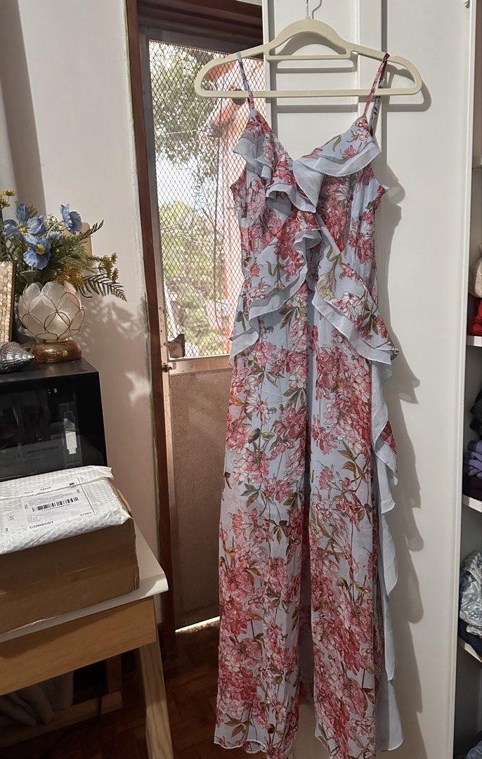 Floral Print Ruffle Maxi Dress (Category: Dresses) located in Caloocan City. Submitted by tiannnaaa (Listing ID 1463685750, Image 2). Description: - fixed price posted, won’t reply to hagglers Light blue maxi dress - Pink floral print - Ruffled neckline and front - Spaghetti straps - Flowy and feminine design - Ideal for summer events or casual outings.