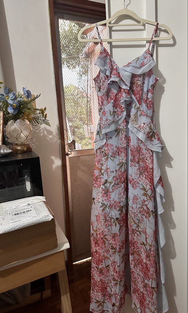 Floral Print Ruffle Maxi Dress (Category: Dresses) located in Caloocan City. Submitted by tiannnaaa (Listing ID 1463685750, Image 1). Description: - fixed price posted, won’t reply to hagglers Light blue maxi dress - Pink floral print - Ruffled neckline and front - Spaghetti straps - Flowy and feminine design - Ideal for summer events or casual outings.