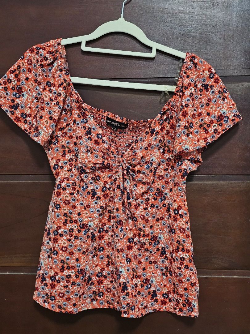 Floral Top (Category: Blouses) located in Los Banos. Submitted by itsmecathey (Listing ID 1463710458, Image 2). Description: Good as new, can fit to M-L.