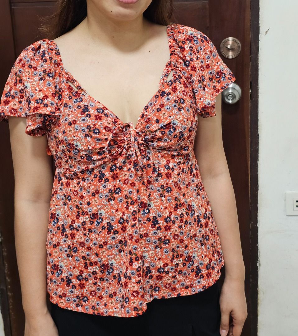 Floral Top (Category: Blouses) located in Los Banos. Submitted by itsmecathey (Listing ID 1463710458, Image 3). Description: Good as new, can fit to M-L.