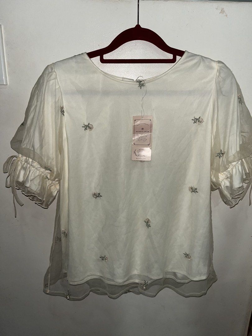 Floral with mesh - off white top (Category: Blouses) located in Manila. Submitted by athena_05 (Listing ID 1463693693, Image 2). Description: S-M size MOP: Gcash/BPI/Maya Shipping via lalamove or grab shouldered by buyer .