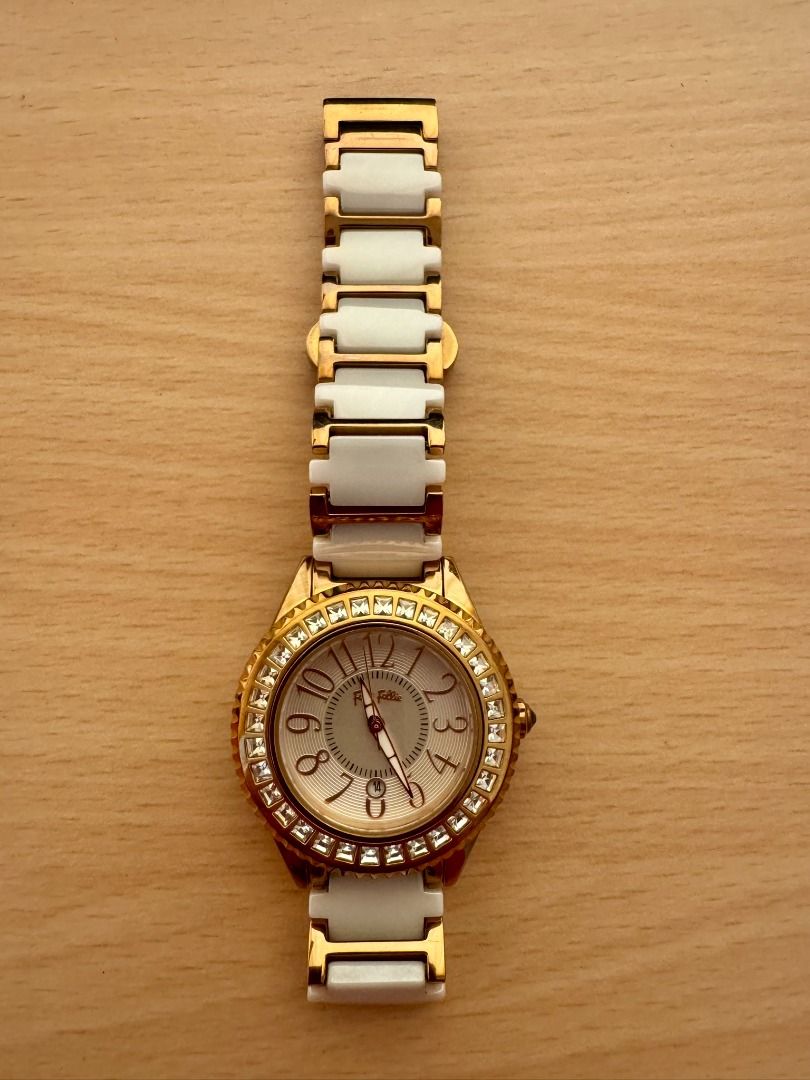 Folli Follie Watch （分類：手錶）位於 Hong Kong。 由 naomiosa 提交（商品編號 1463620005，圖片 1）。簡介： Hey there! Up for grabs is this gorgeous Folli Follie watch, perfect for adding a touch of elegance to any outfit. It's got a beautiful gold-tone case and a chic white ceramic and rose gold bracelet that just screams sophistication. You can even switch up the look with the interchangeable bezels included – one is a classic white, and the other is sparkling with rhines