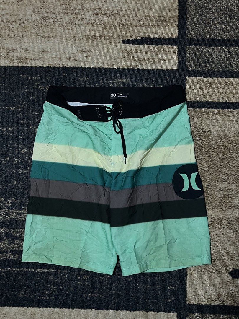 FOR SALE (Category: Shorts) located in Bulacan. Submitted by sef19 (Listing ID 1463582841, Image 1). Description: HURLEY - size : 30w condition : excellent price : ₱650 - mop : gcash / jnt pm 📩📩📩 📍BULACAN.