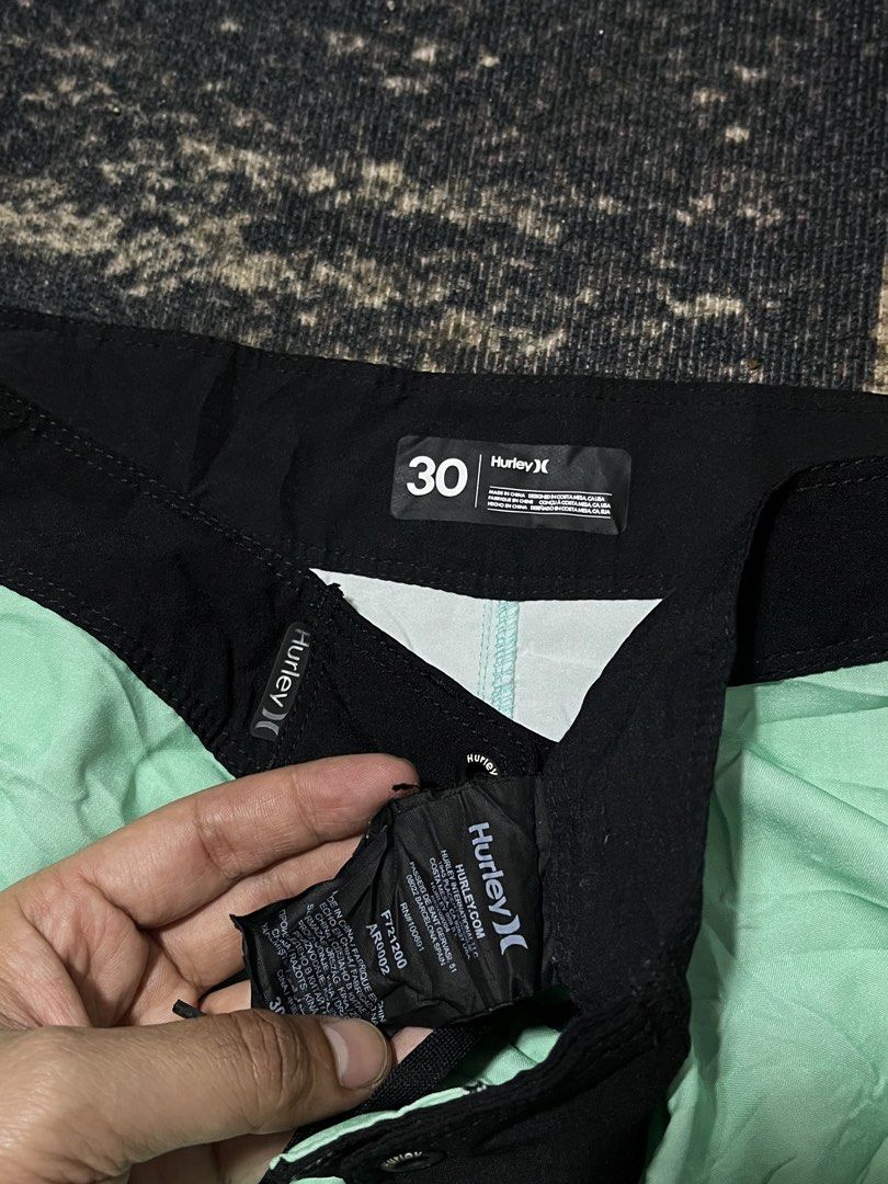 FOR SALE (Category: Shorts) located in Bulacan. Submitted by sef19 (Listing ID 1463582841, Image 2). Description: HURLEY - size : 30w condition : excellent price : ₱650 - mop : gcash / jnt pm 📩📩📩 📍BULACAN.